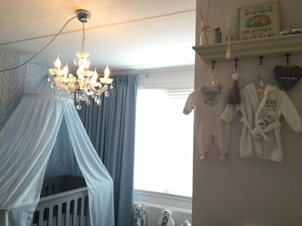Een klassieke, romantische babykamer